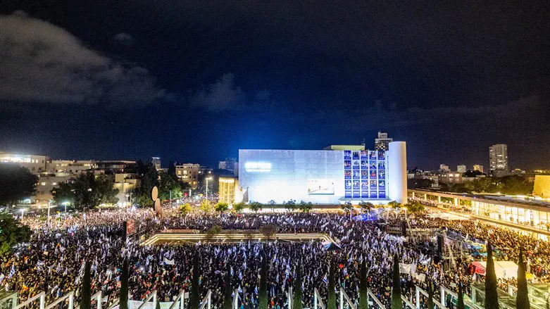 מבינים שהפעם הם עלולים באמת לאבד את השלטון. מפגיני השמאל