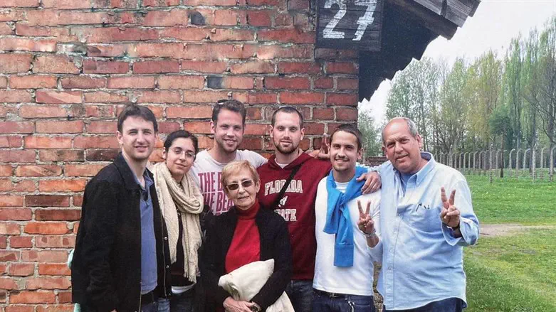 ציפורה ובני משפחתה ליד ביתן 27