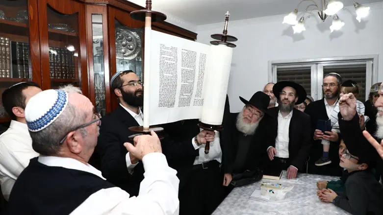 איתמר הרשקו עם ספר התורה