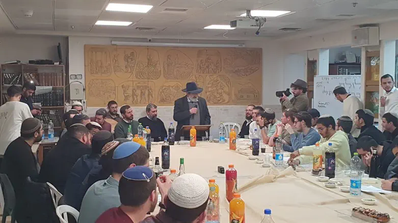 הרב זיני והתלמידים בהילולת הבבא סאלי