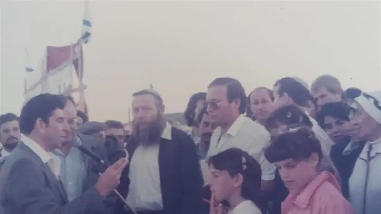 הרב דרוקמן בחנוכת היישוב ענב