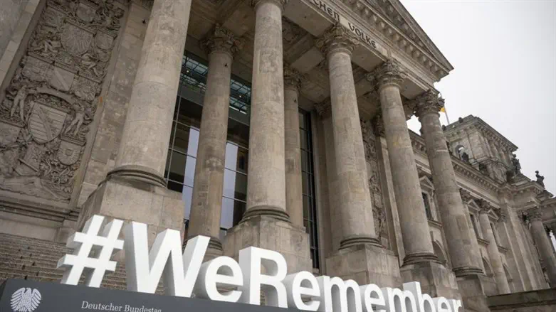 הכתובת "אנחנו זוכרים" בגרמניה