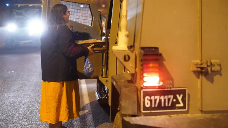 לב לחייל מפנקים חיילים