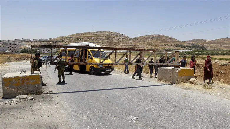 חיילים במחסום באזור חברון. ארכיון