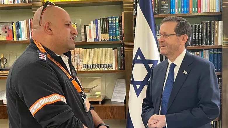 הרצוג עם הפראמדיק פאדי דקידק