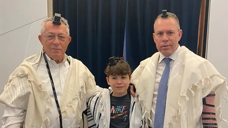 Ambassador Erdan's son puts on tefillin for the first time