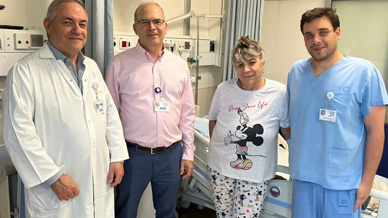 העבודה בחלל הצר בפתח הזעיר דורשת מיומנות רבה