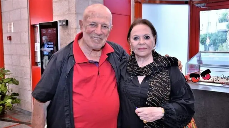 שיש קולר עם נשיאת מועצת הפרס, גילה אלמגור