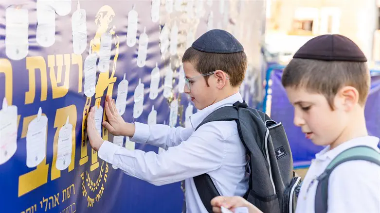 קיר המעשים הטובים בכפר חב"ד