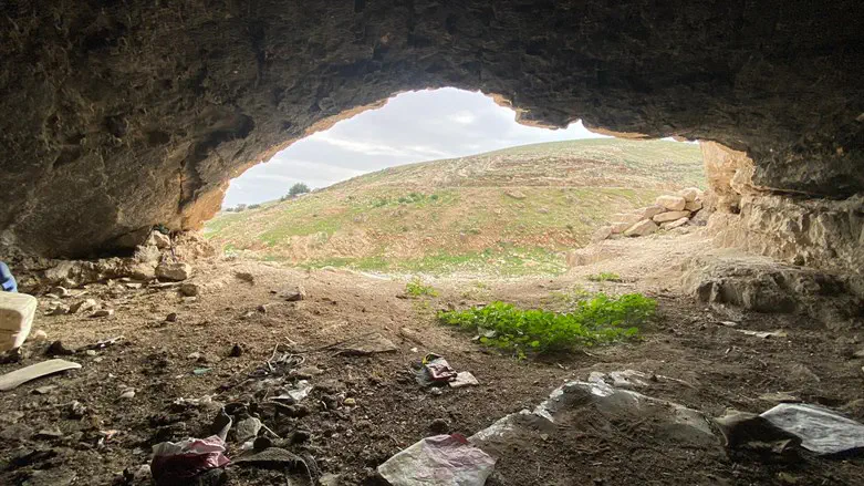 המערה בה הסתתר המחבל סמוך לחאן אל אחמר