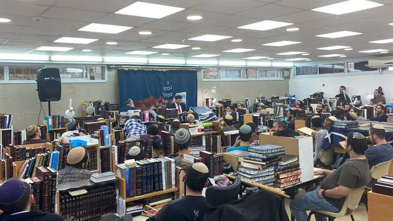 סמוטריץ' נואם בפני תלמידי הישיבה