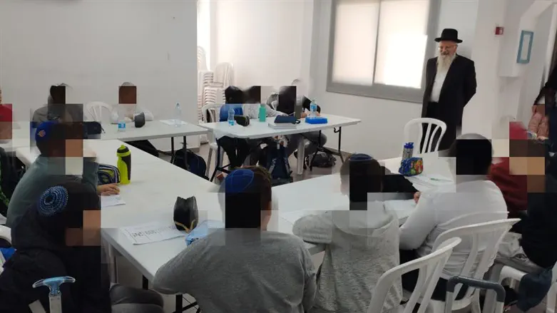 "אתם ראש החץ". הרב שמואל אליהו מלמד בכיתה החלופית שהוקמה לילדי הכיתה