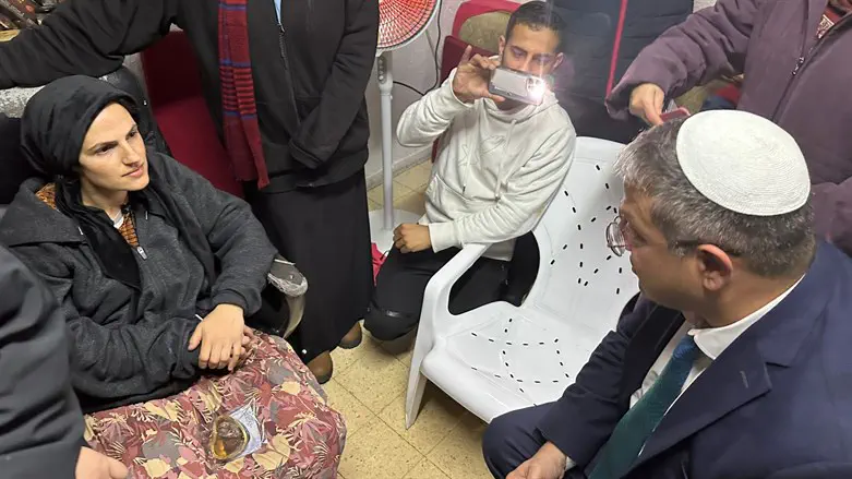 Ben Gvir at the home of Morali family