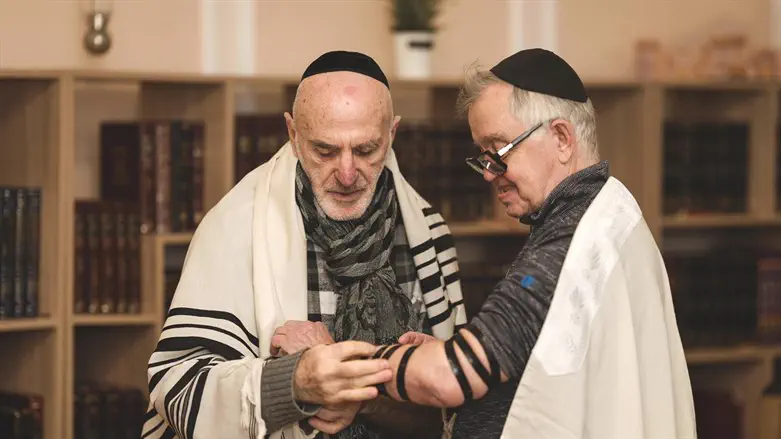 בן ה-80 בהנחת תפילין בקייב