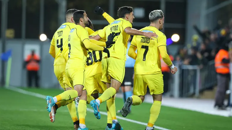 שחקני בית"ר חוגגים בעפולה הערב