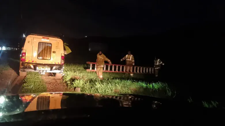 צוותי חברת החשמל פועלים משעות הצהריים במקום