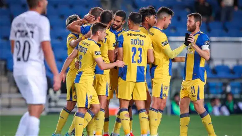 שחקני מכבי חוגגים הערב בגביע