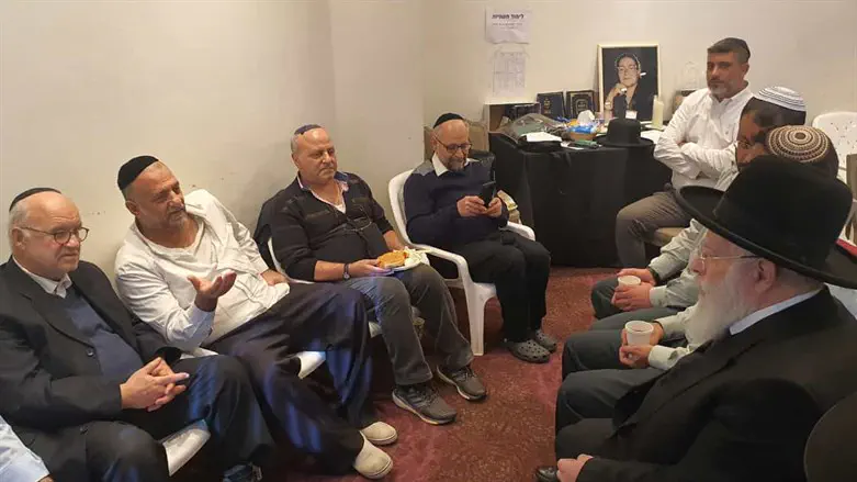 הרב יעקב שפירא בניחום אבלים אצל רפי דיין