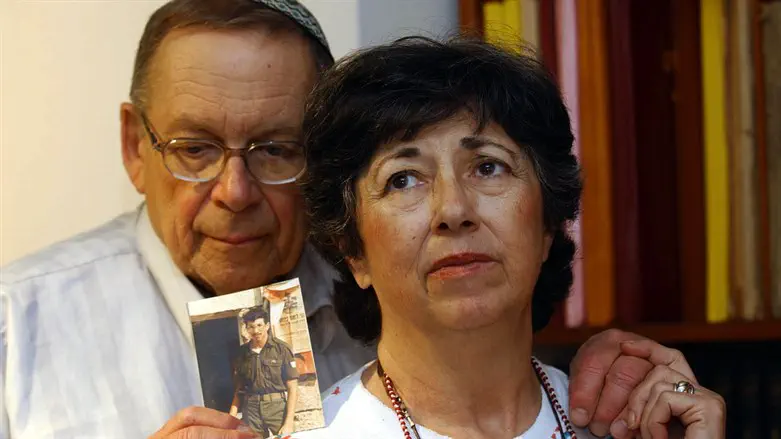 מרים ויונה באומל עם תמונת בנם זכריה