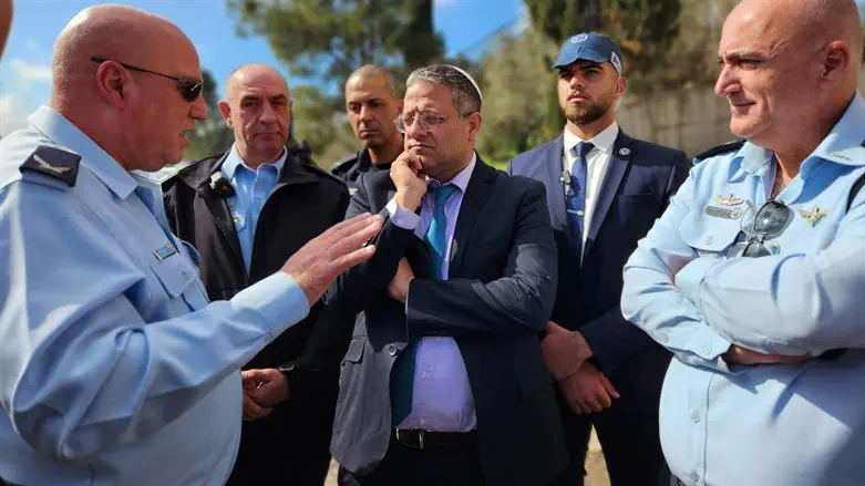 Итамар Бен-Гвир на месте двойного убийства