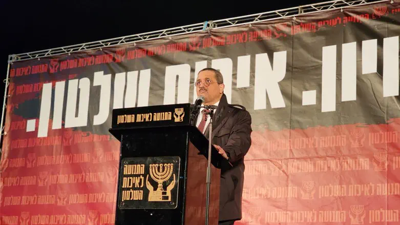 רוני אלשיך בהפגנה במוצאי שבת