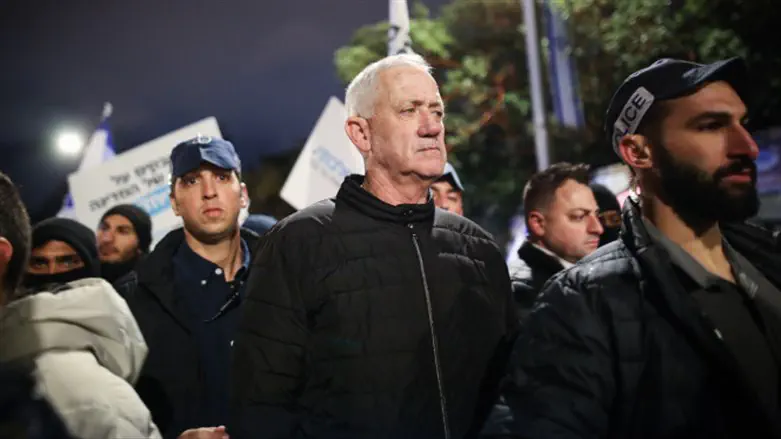 Benny Gantz in demonstration in Jerusalem