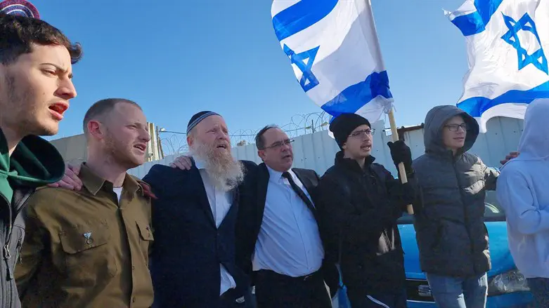 רוקדים לפני תחילת המשפט של המחבלים