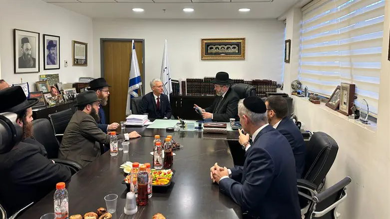 השר שולטס מיקלוש אצל הרב לאו