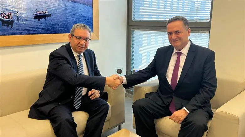 שר האנרגיה ישראל כ"ץ נפגש עם שגריר מצרים בישראל, ח'אלד עזמי