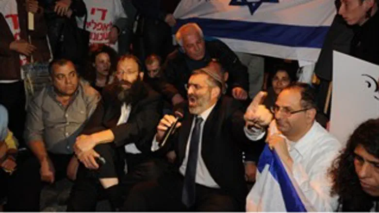 בן ארי מפגין נגד המסתננים
