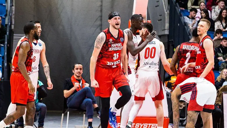 שחקני ירושלים חוגגים ניצחון דרמטי בבית