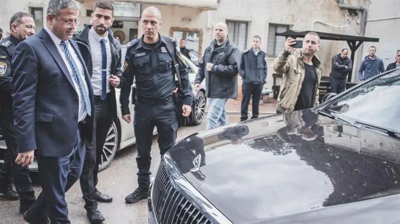 בן גביר ליד אחד הרכבים שהוחרמו