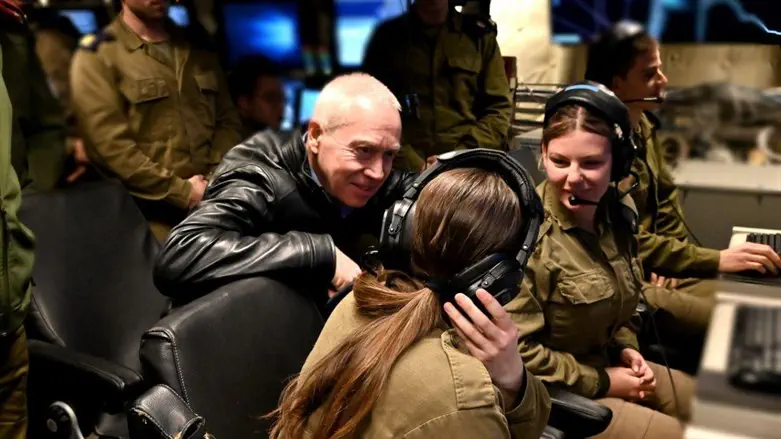 השר גלנט במהלך הביקור