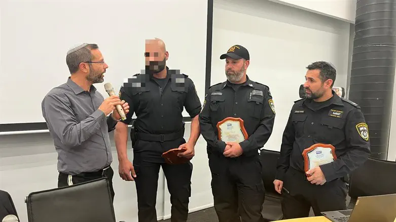 ישראל גנץ והשוטרים