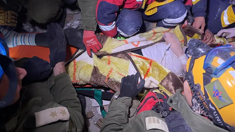 Спасение из руин в Турции