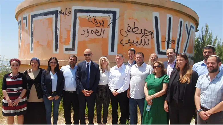 Депутаты Кнессета и общественные лидеры в Хомеше