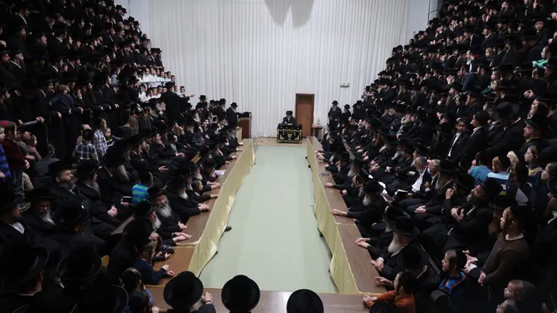 החסידים עם האדמו"ר