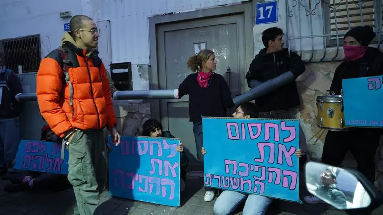 Левые протестующие у дома Ицхака Вассерлауфа