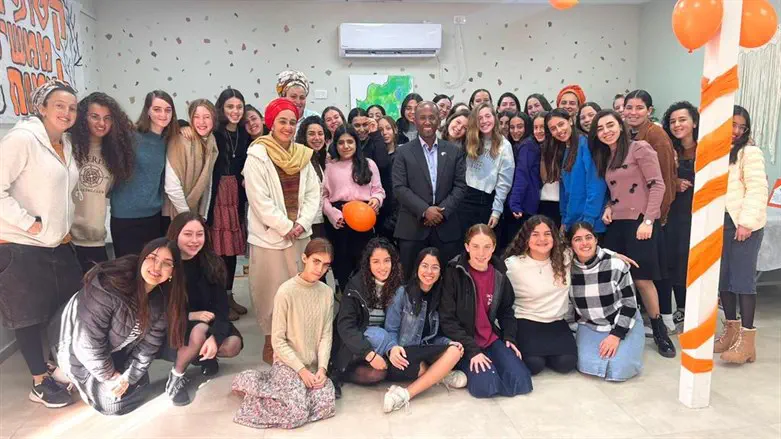 ח"כ משה סולמון באולפנת בני עקיבא לכיש בישוב בני דקלים