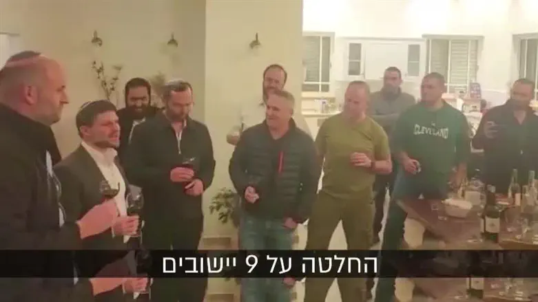 Бецалель Смотрич с жителями Гиват-Харэль