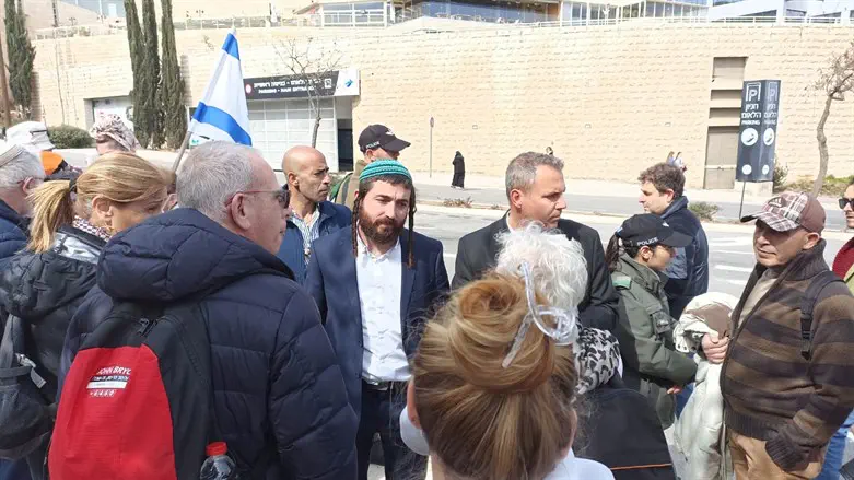 צבי סוכות עם המפגינים