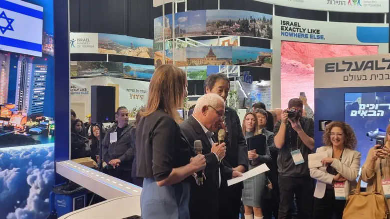 שר התיירות בדוכן אל על