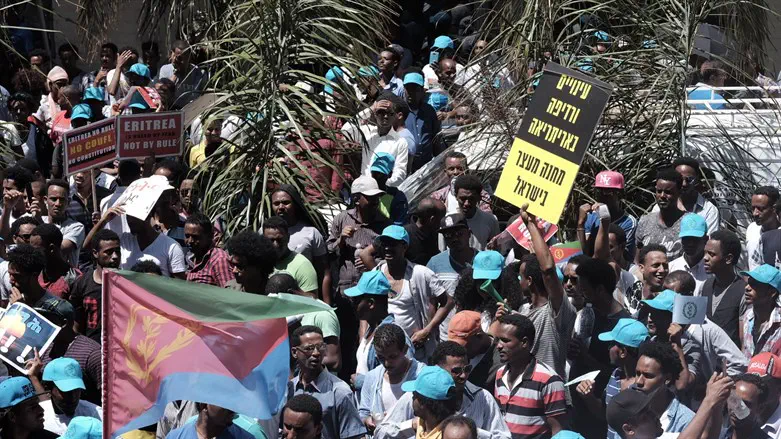Eritrean infiltrators demonstrate in Ramat Gan