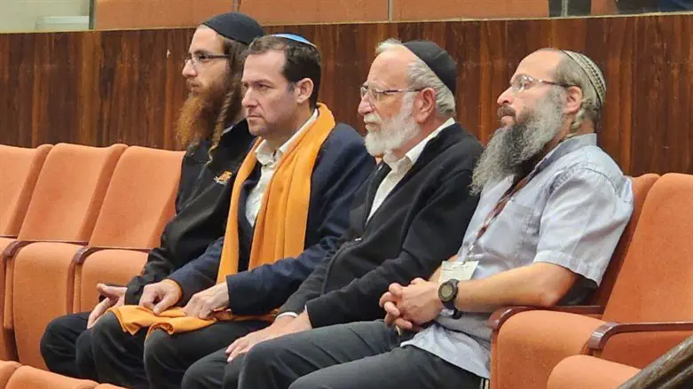 האב השכול הרב מרדכי דימנטמן עם אנשי חומש והשומרון מחכים לתוצאות ההצבעה