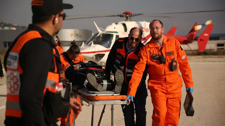 פינוי חולה על רקע המסוק של איחוד הצלה