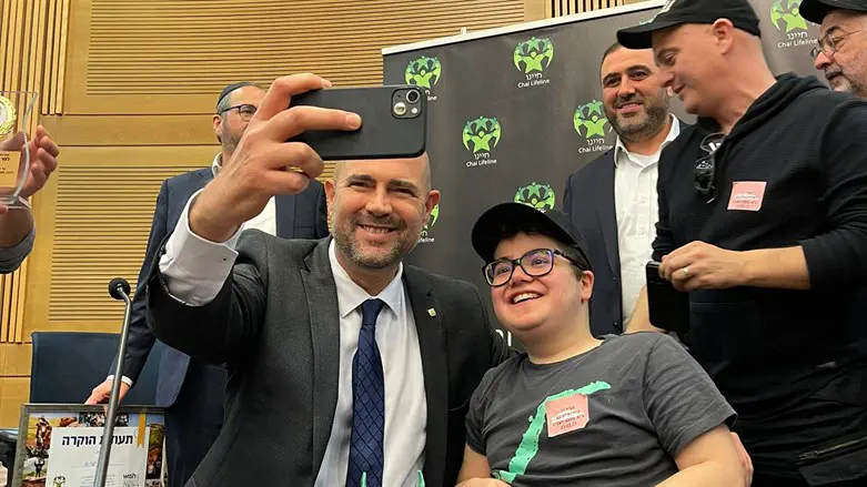 אמיר אוחנה עם אחד הילדים