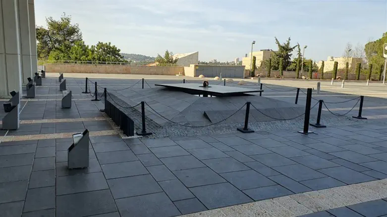 האנדרטה לחללי צה"ל בכנסת. ההורים מבקשים מחווה דומה