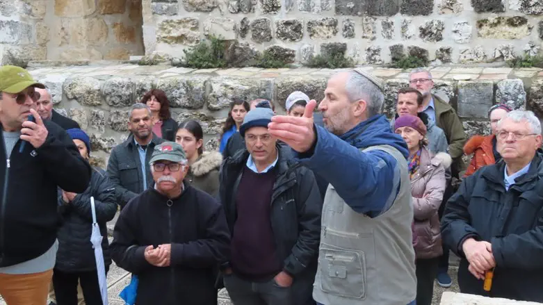 ארנון סגל מדריך את העולים