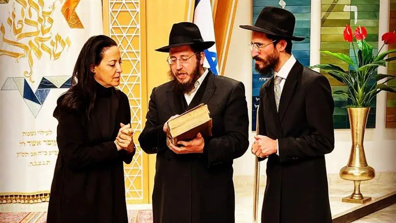 ליהיא לפיד עם הרב ליפש והספר