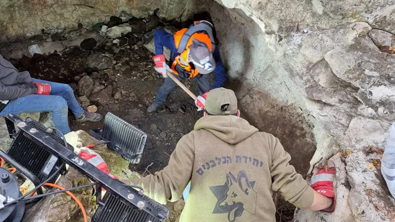 IDU volunteers excavate human remains near meron